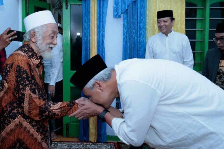 Ganjar Pranowo Raih Dukungan Kuat dari Ulama Kharismatik Banten Abuya Muhtadi