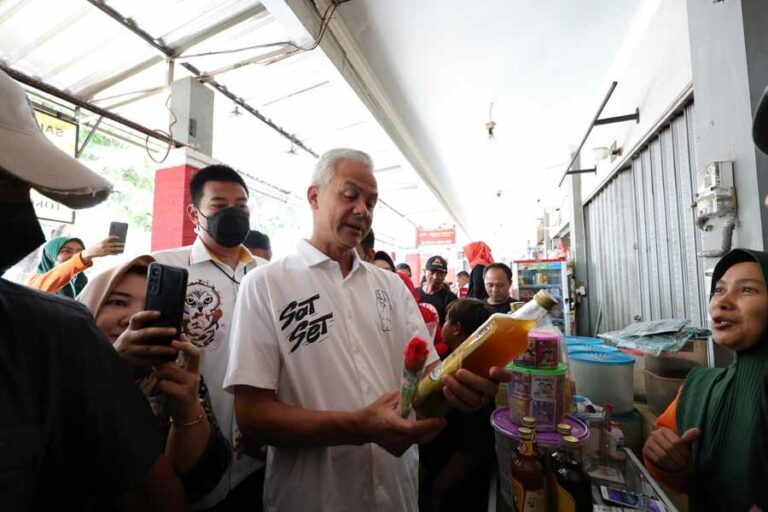 Sambang Pasar Jamu Nguter Sukoharjo, Ganjar Ditawari Jamu Kuat Lelaki Kuda Laut