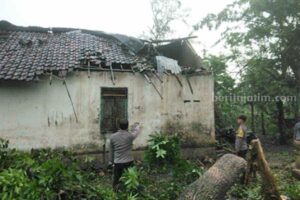 Puting Beliung Terjang Blitar, Puluhan Rumah Warga Rusak Lokasi puting beliung yang merusak rumah warga di Kecamatan Udanawu dan Nglegok Kabupaten Blitar. (foto: dok beritajatim.com)