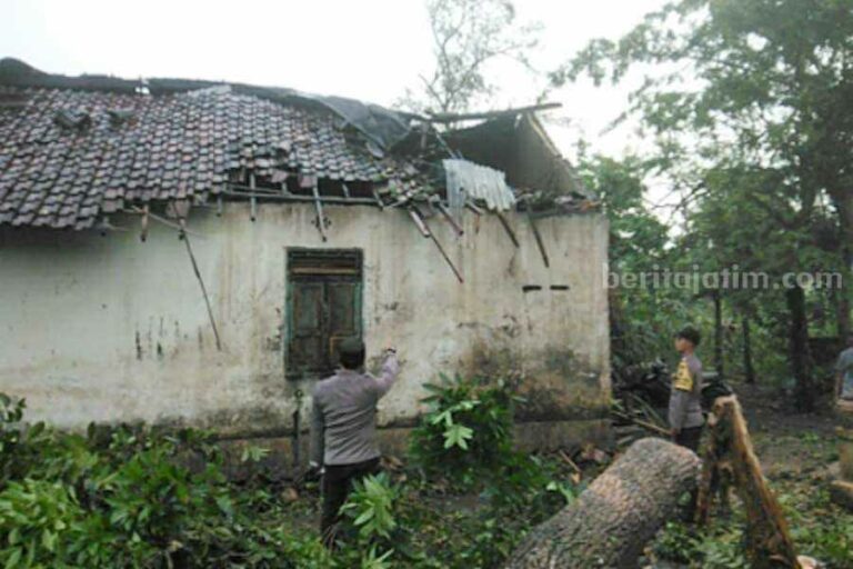 Puting Beliung Terjang Blitar, Puluhan Rumah Warga Rusak Lokasi puting beliung yang merusak rumah warga di Kecamatan Udanawu dan Nglegok Kabupaten Blitar. (foto: dok beritajatim.com)