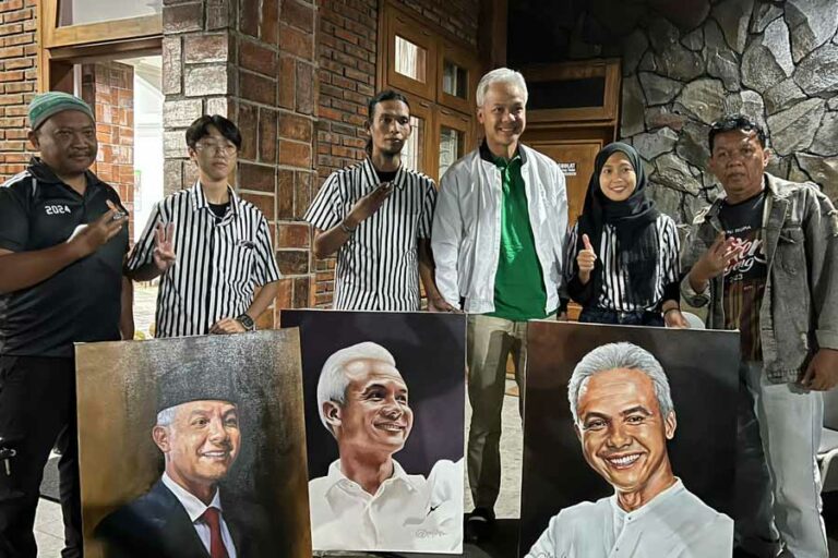 Puluhan Pelukis Solo Raya Berikan Dukungan pada Ganjar Pranowo Lewat Karya