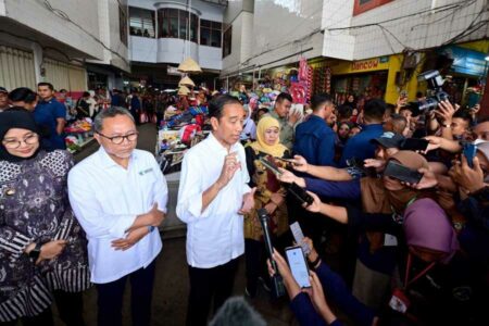 Presiden Jokowi: BLT El Nino Bertujuan untuk Tingkatkan Daya Beli Masyarakat Presiden Jokowi saat melakukan kunjungan ke Pasar Rogojampi, Kabupaten Banyuwangi (foto: Dok BPMI Setpres)