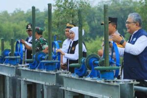 Antisipasi Banjir Rob, Gubernur Khofifah Resmikan Pintu Air dan Parapet di Probolinggo