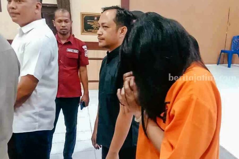 Teller BPR di Blitar Ditangkap Terkait Korupsi Arisan Bodong, Kerugian Rp1 Miliar Lebih ESW, setelah diamankan Satreskrim Polres Blitar (foto: dok beritajatim.com)