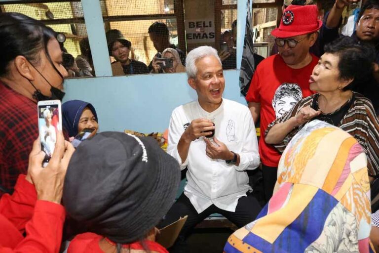 Ganjar Pranowo Blusukan ke Pasar Wonogiri, Tanggapi Keluhan Harga Beras dan Cabai yang Melonjak Tinggi Ganjar Pranowo di Pasar Kota Wonogiri, Jawa Tengah