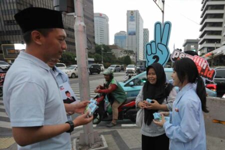TKN Fanta Sosialisasikan Program Prabowo-Gibran Sambil Bagi Susu di Sarinah