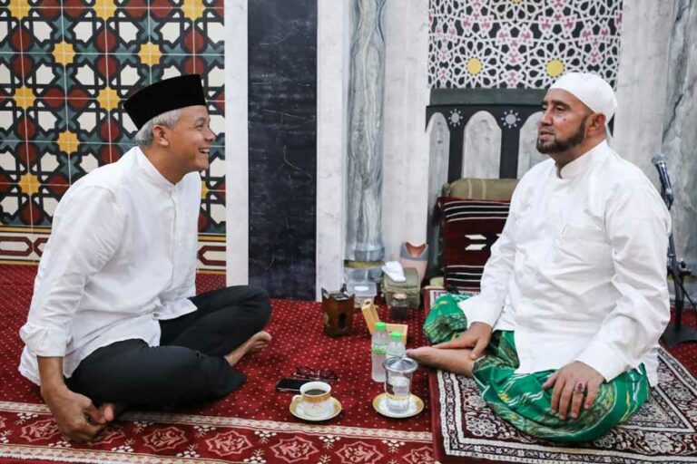 Pertemuan Penuh Keakraban Habib Syech Marahi dan Ganjar di Solo