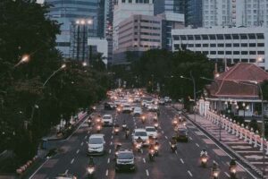 Malam Tahun Baru di Surabaya, Perbatasan Kota Bakal Disekat untuk Cegah Penumpukan Ilustrasi jalanan Kota Surabaya jelang malam hari (foto: Ridho Anggara, unsplash)