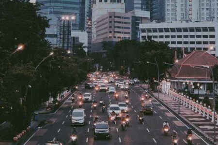 Malam Tahun Baru di Surabaya, Perbatasan Kota Bakal Disekat untuk Cegah Penumpukan Ilustrasi jalanan Kota Surabaya jelang malam hari (foto: Ridho Anggara, unsplash)