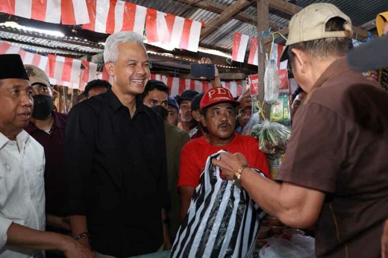 Solusi Konkret Kenaikan Harga Pangan, Ini Penjelasan Ganjar Pranowo Ganjar Pranowo saat berdialog dengan pedagang di Pasar Selasa Loa Kulu, Kutai Kartanegara, Kalimantan Timur