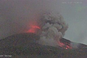 Gunung Merapi Kembali Erupsi, Hujan Abu Vulkanik Mengintai Gunung Merapi kembali muntahkan awan panas guguran (APG) dari kawah puncak dengan jarak luncur 2.000 meter pada hari ini Jumat (1/12/2023).