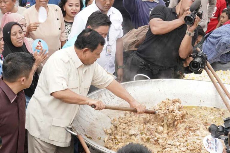 Prabowo Semangat Masak Opor Ayam Bareng Chef Bobon Santoso dan Relawan Kopra Prabowo semangat menggiling Opor Ayam di Cilincing, Jakarta Utara