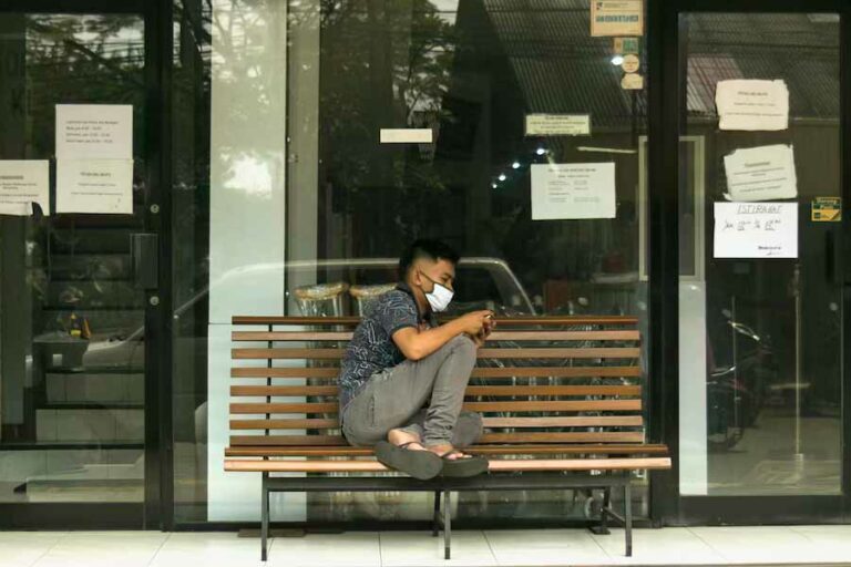 Pakar Pulmonologi Sebut Kenaikan Kasus Covid-19 di Indonesia Perlu Diwaspadai Seorang pria mengenakan masker di tengah pandemi Covid-19 tahun 2020 (foto: Rio Lecatompessy, unsplash)