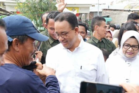 Anies Janjikan Harga Bahan Pokok Terjangkau dan Kesejahteraan Petani Anies Baswedan menyapa warga dan para pendukungnya