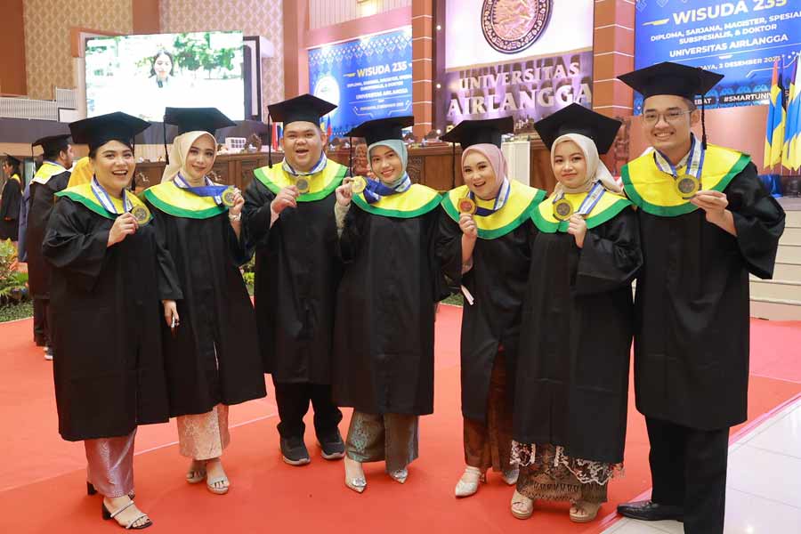 Sejumlah wisudawan Universitas Airlangga mengekspresikan kegembiraannya