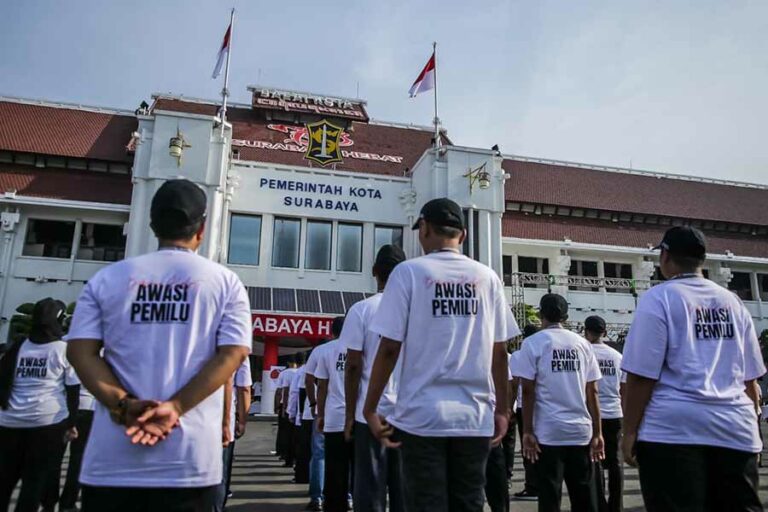 Penertiban Alat Peraga Kampanye di Surabaya Berdasar Rekomendasi Bawaslu dan Panwascam Satpol PP Kota Surabaya telah menertibkan ratusan APK sejak awal masa kampanye, berdasarkan pengaduan dari masyarakat maupun rekomendasi Bawaslu dan Panwascam.