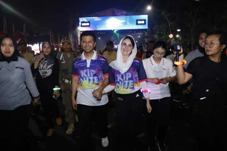Emil Dardak Lepas 7.800 Peserta KIP Night Run 2023 dari Gedung Negara Grahadi Wagub Jatim Emil Dardak dan Arumi Bachsin bergabung bersama ribuan peserta KIP Night Run 2023