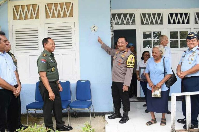 Nostalgia Masa Kecil di Lanud Pattimura, Kapolri: Cinta ke TNI Tak Akan Tergantikan Kapolri Jenderal Polisi Listyo Sigit Prabowo berdiri di depan rumah mas kecil disaksikan Panglima TNI Jenderal TNI Agus Subiyanto (foto: Humas Polri)