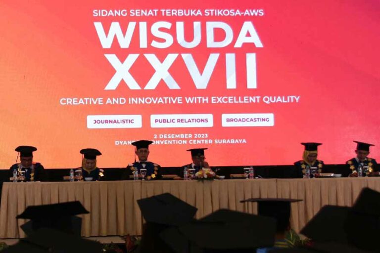 Semangat Transformasi Digital dan Komitmen Jawab Tantangan Zaman Iringi Wisuda Stikosa AWS 2023 Wisuda ke-27 Stikosa AWS