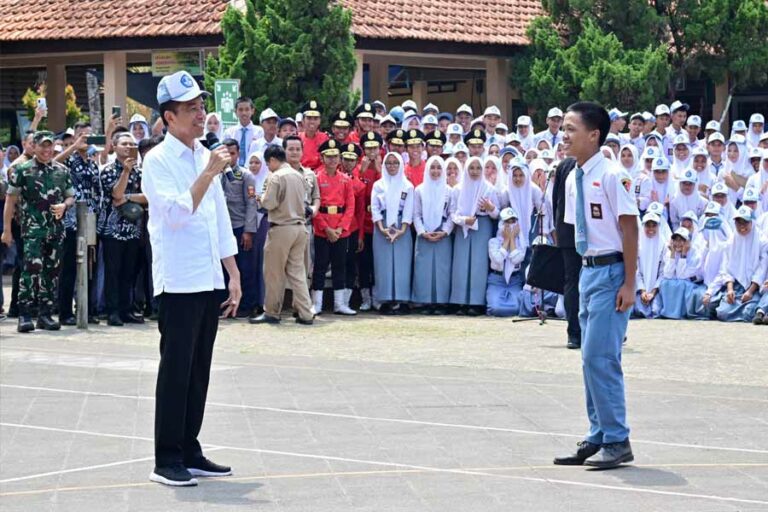 Pengakuan Siswa SMKN 1 Kedungwuni: Bangga Topinya Dipakai Presiden Jokowi! Dika Rizki, siswa kelas 10 SMKN 1 Kedungwuni, tersenyum senang topinya dikenakan Presiden Joko Widodo (foto: Dok BPMI Setpres)