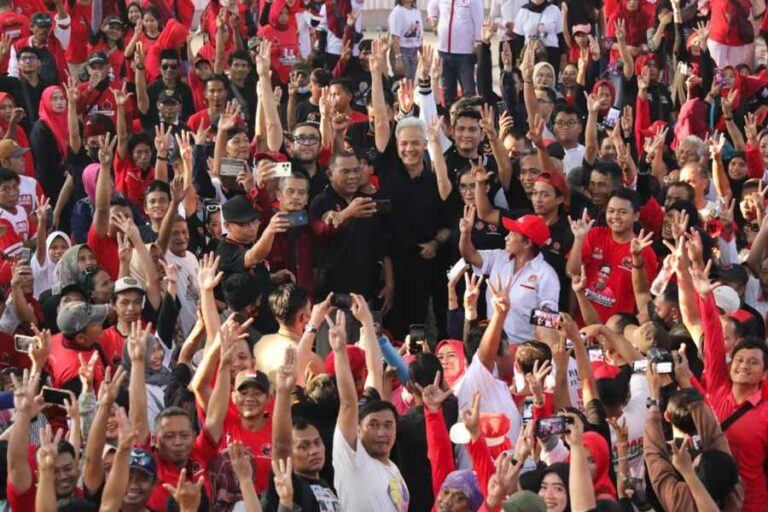 Ganjar Pranowo Tegaskan Komitmennya untuk Bersihkan Pungli di Dunia Industri Ganjar Pranowo di tengah ribuan warga dan pelaku UMKM se-Kabupaten Bekasi.