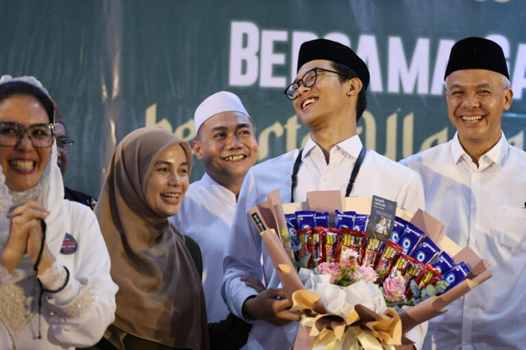 Alam Ganjar Dapat Kejutan Meriah dari Santri Ponpes Nurul Huda Setu Bekasi di Ulang Tahun ke-22