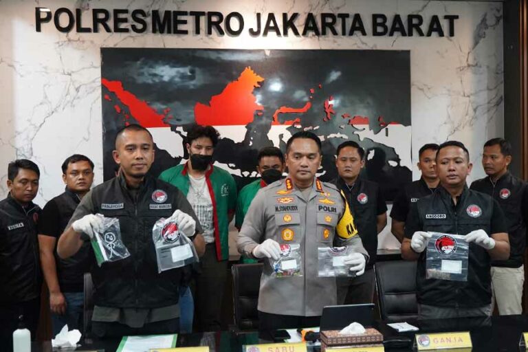 Polisi Ungkap Kronologi dan Barang Bukti Kasus Narkoba Ammar Zoni Ammar Zoni saat dihadirkan dalam pengungkapan kasus narkoba di Mapolres Metro Jakarta Barat (foto: Dok Humas Polri)