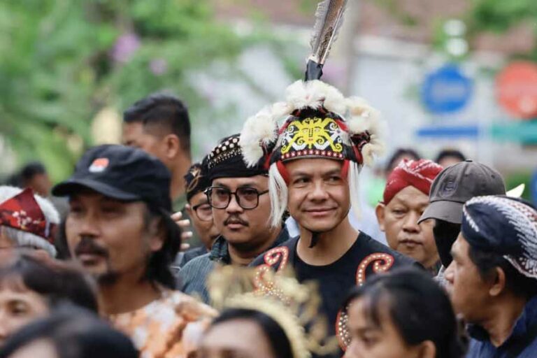 Ganjar Pranowo Berpartisipasi dalam Kirab Budaya Nitilaku UGM 2023 di Yogyakarta