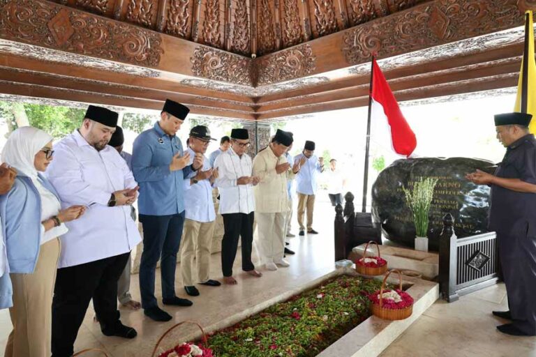Prabowo Subianto Ziarah ke Makam Bung Karno di Blitar, Disambut Antusias Peziarah
