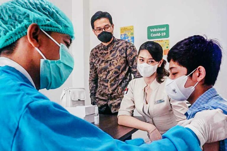 Sembilan Varian Covid-19 yang Kini Mendominasi, Ini Penjelasan WHO Petugas sedang melakukan tes Covid-19 untuk mendeteksi keberadaan virus corona. (foto: istimewa)