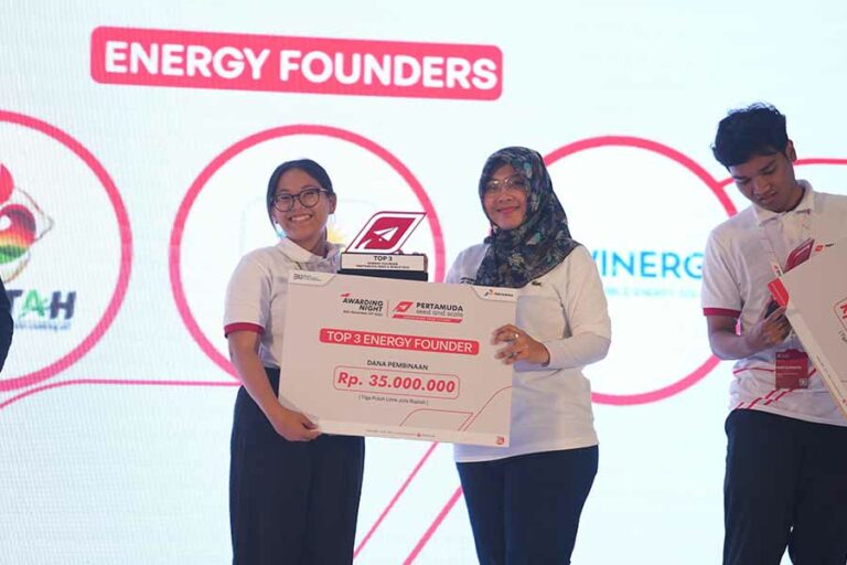 Inovasi Terbaru Panel Surya Piezoelektrik, Tetap Beroperasi Meski Saat Hujan Pemberian plakat serta dana pembinaan oleh Vice President CSR & SMEPP PT Pertamina Fajriyah Usman pada Vanesa Olivia Hariko Panzo di The Patra Bali Resort & Villa, Bali.