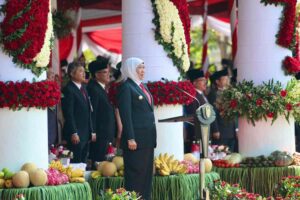 Gubernur Khofifah Pimpin Upacara Peringatan Hari Bela Negara ke-75 di Surabaya