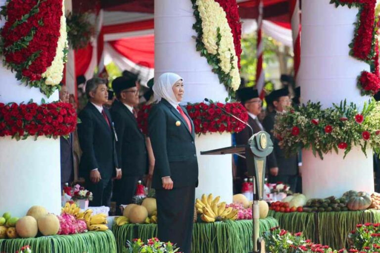 Gubernur Khofifah Pimpin Upacara Peringatan Hari Bela Negara ke-75 di Surabaya