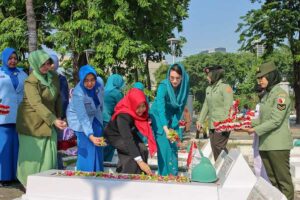 Peringatan Hari Ibu, Ketua TP PKK Jatim Arumi Bachsin Ziarah dan Tabur Bunga di TMP Surabaya