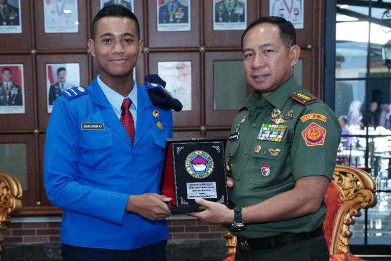 Panglima TNI Berikan Motivasi pada Siswa SMA Taruna Nusantara di Rumah Dinas