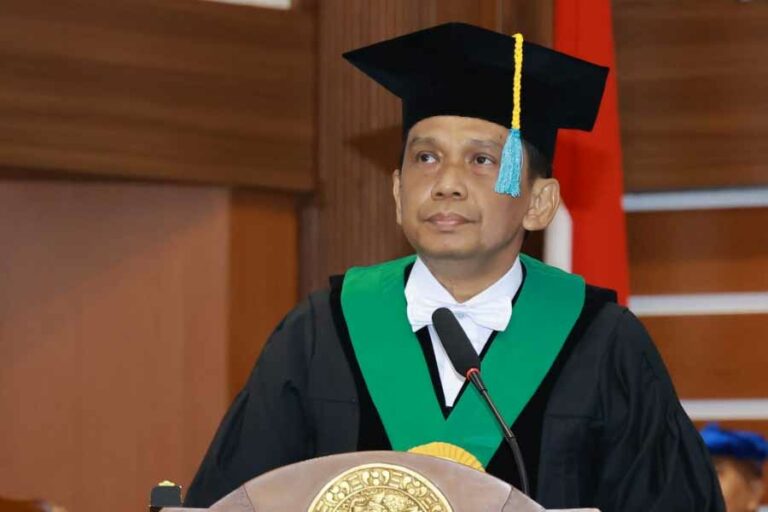 Guru Besar FK UNAIR Ungkap Tantangan dan Strategi Pengendalian PIE-RE Prof Dr dr Erwin Astha Triyono SpPD-KPTI FINASIM