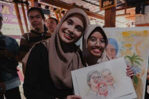Siti Atikoh Terharu Dapat Lukisan Khusus dari Nayla di Peringatan Hari Disabilitas Internasional