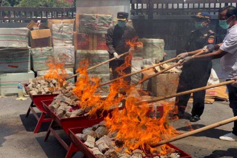 Bea Cukai dan Kejari Tuban Musnahkan Ribuan Rokok Ilegal