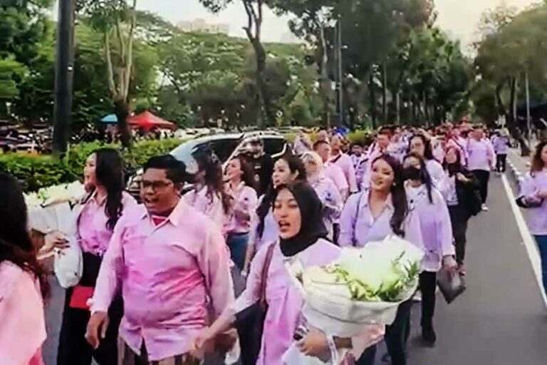 Ribuan Pendukung Ganjar Mahfud Ramaikan Debat Cawapres di Jakarta Convention Center