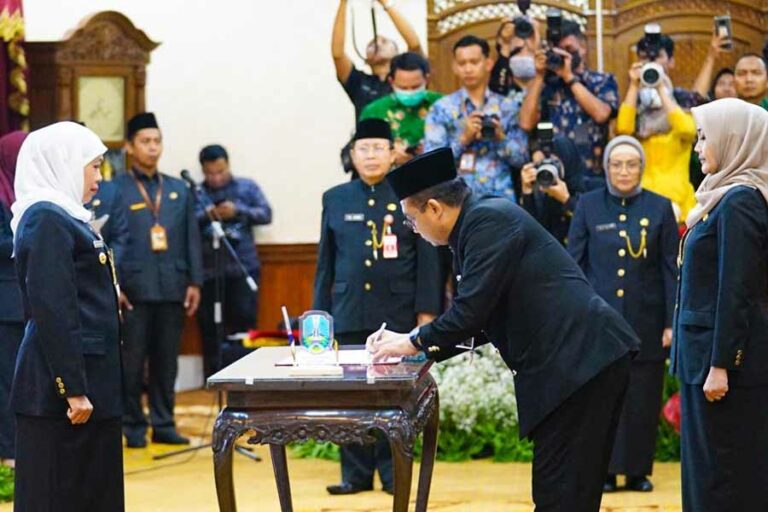 Gubernur Khofifah Lantik Empat Pejabat Eselon II untuk Jalankan Program Kerja