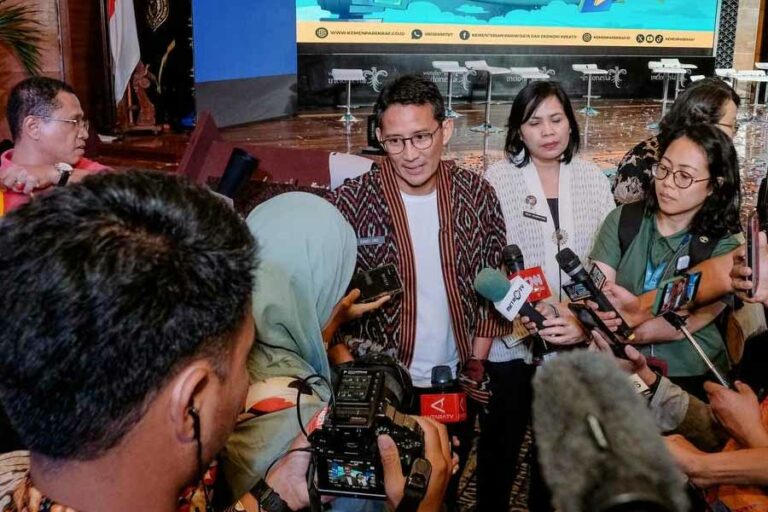 Masuki Libur Natal dan Tahun Baru, Menparekraf Ajak Masyarakat Waspada Covid-19