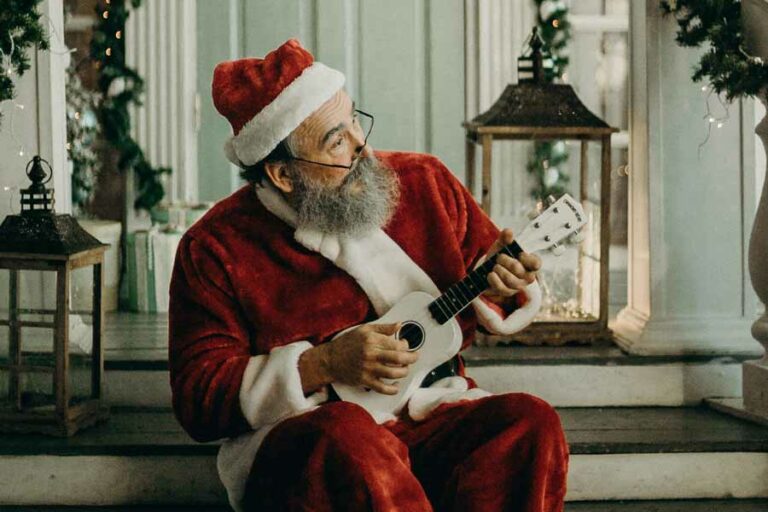 Santa Claus, Inspirasi Anak-anak di Dunia untuk Setia Berbagi Kebajikan di Hari Natal Ilustrasi Sinterklas atau Santa Claus, sahabat anak-anak di seluruh dunia (foto: cottonbro studio, pexels)