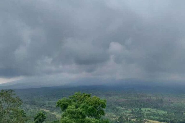 Gunung Semeru Erupsi dengan Tinggi Kolom Letusan Capai 1 Kilometer semeru