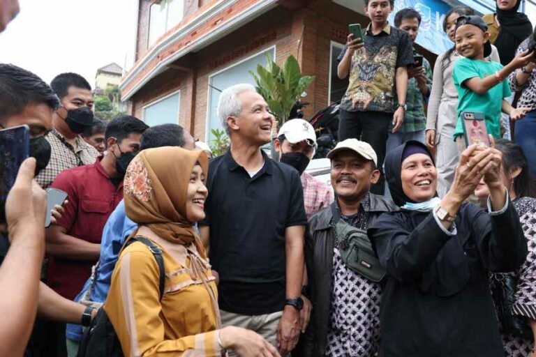 Ganjar Pranowo Sapa Tetangga dan Teman Masa Kecil di Rumah Kelahiran