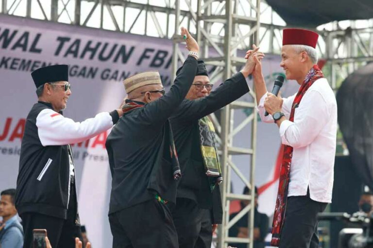 Saat Ganjar Dapat Peci Merah Kekecilan di Lapangan Cakung