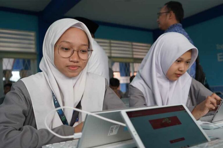 Kemenag Salurkan Bantuan ke 381 Madrasah di Daerah Tertinggal dan Perbatasan Proses pembelajaran siswa madrasah (foto: Dok Kemenag)