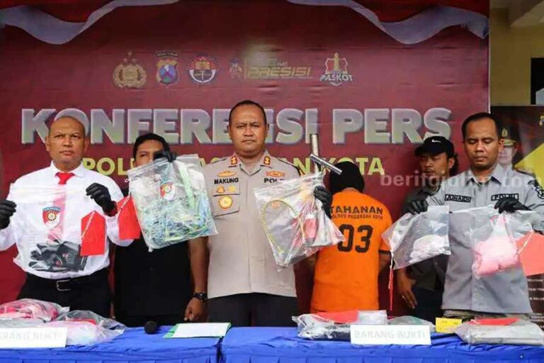 Jengkel Dagangan Kalah Laris, Pria ini Nekad Bunuh Tetangga dan Anaknya Kapolres Pasuruan Kota Makung Ismoyo Jati menunjukkan barang bukti (foto: dok beritajatim.com)