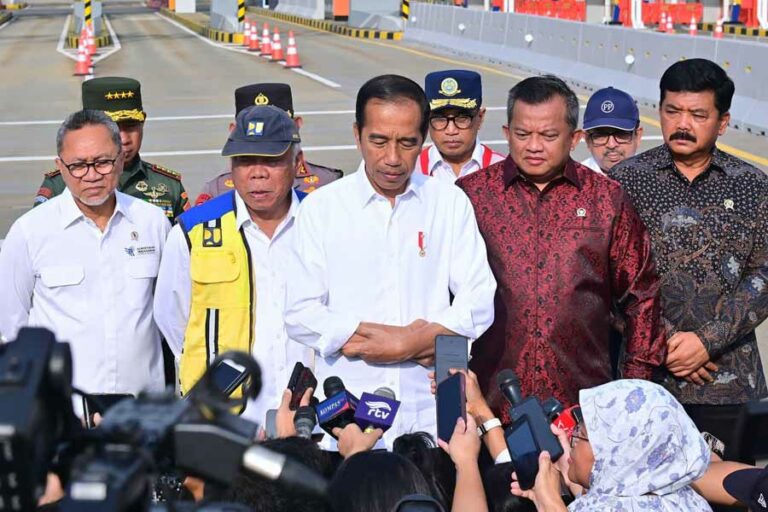 Presiden: Kenaikan Gaji ASN, TNI, dan Polri Menimbang Kondisi Ekonomi Negara Presiden Joko Widodo saat memberikan keterangan di depan wartawan usai meresmikan Jalan Tol Pamulang-Cinere-Raya Bogor di Gerbang Tol Limo Utama, Kota Depok, Provinsi Jawa Barat (foto: BPMI Setpres)