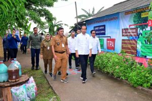 Bertemu Kepala Desa se-Kabupaten Serang, Presiden Dorong Pemanfaatan Dana Desa untuk Masyarakat Presiden Joko Widodo saat meninjau realisasi penyerapan dana desa di Desa Margagiri, Kecamatan Bojonegara, Kabupaten Serang, Provinsi Banten (foto: BPMI Setpres)