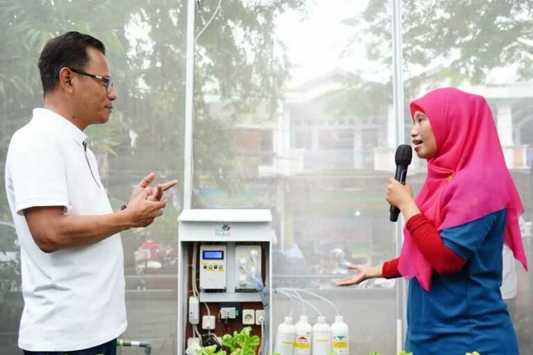 Capaian PLN di 2023, Pelanggan Program Electrifying Agriculture Tumbuh 25 Persen Ketua Kelompok Wanita Tani (KWT) saat menjelaskan pemanfaatan Internet of Things (IoT) di Edufarm Malakasari yang bisa meningkatkan hasil panen sebesar 60 persen. (foto: Dok PLN)